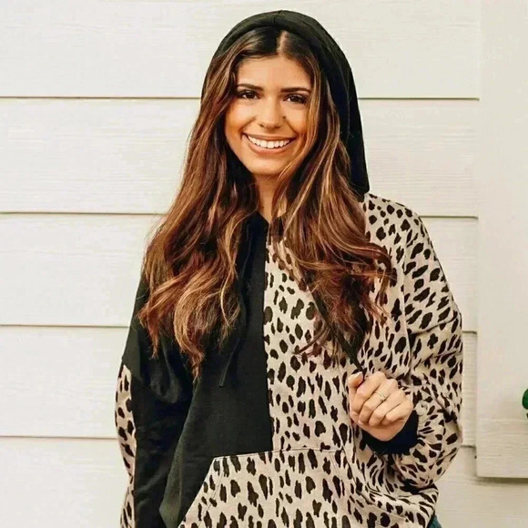 Grace & Emma SPLIT BETWEEN THE LINE PULLOVER HOODIE WITH POCKET, LEOPARD - Picture 2 of 2